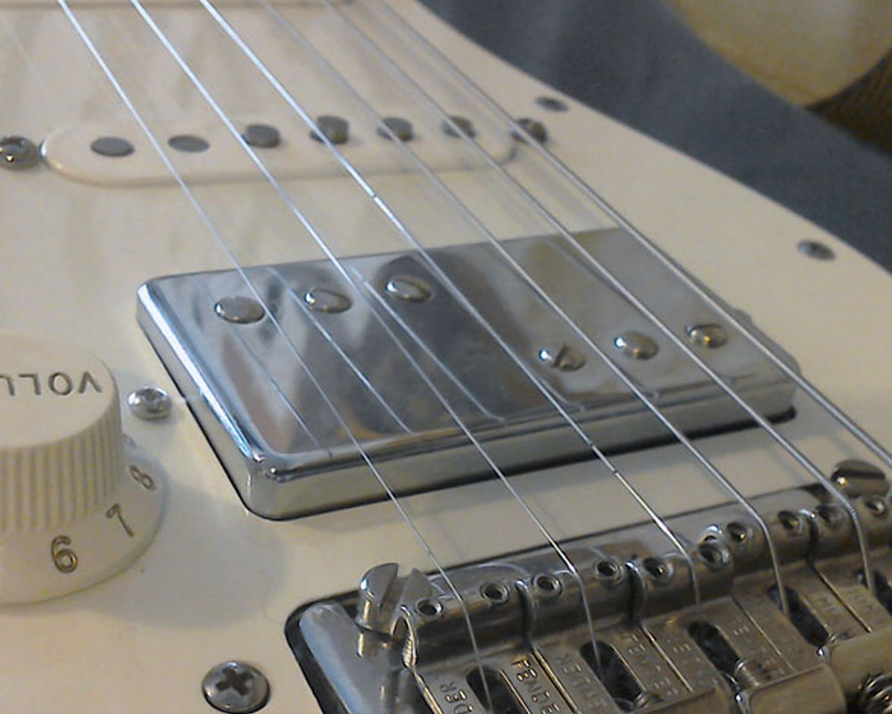 3x3 Standard sized humbucker fitted to Fender Stratocaster
